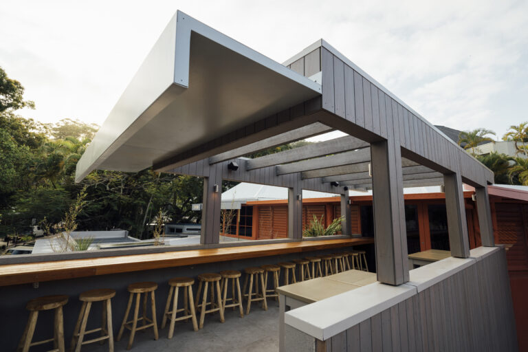 noosa restaurant with outdoor bar seatings